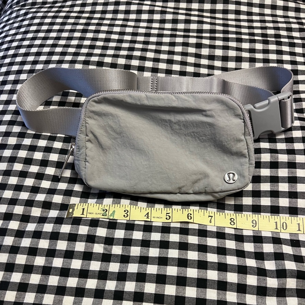 lululemon athletica Gray Belt Bag Fanny Pack EUC #A-16 bag